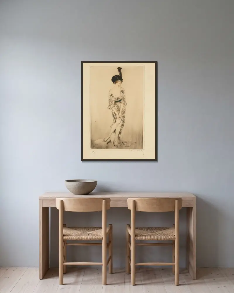 Eine modisch gekleidete junge Frau von Louis Icart gerahmt an einer Wand