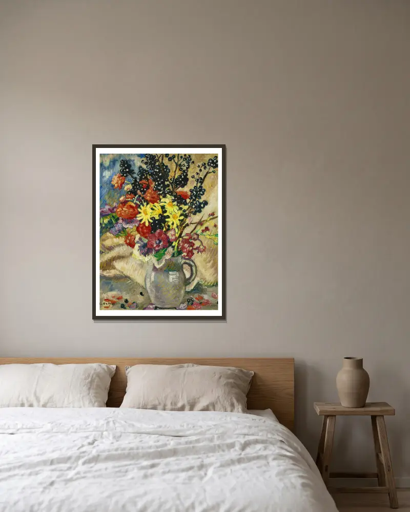 Bukett med svarta vinbärsgrenar i brun kruka av Louis Valtat inramad på en vägg