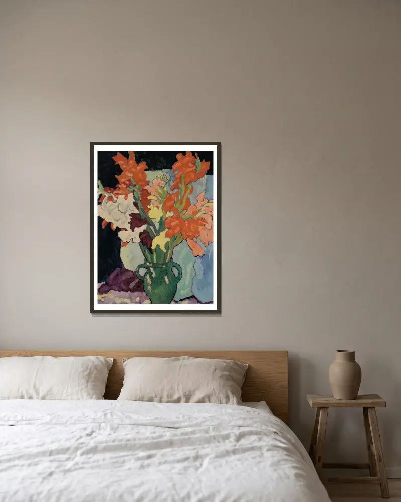 Gladioler i grön kruka av Louis Valtat inramad på en vägg