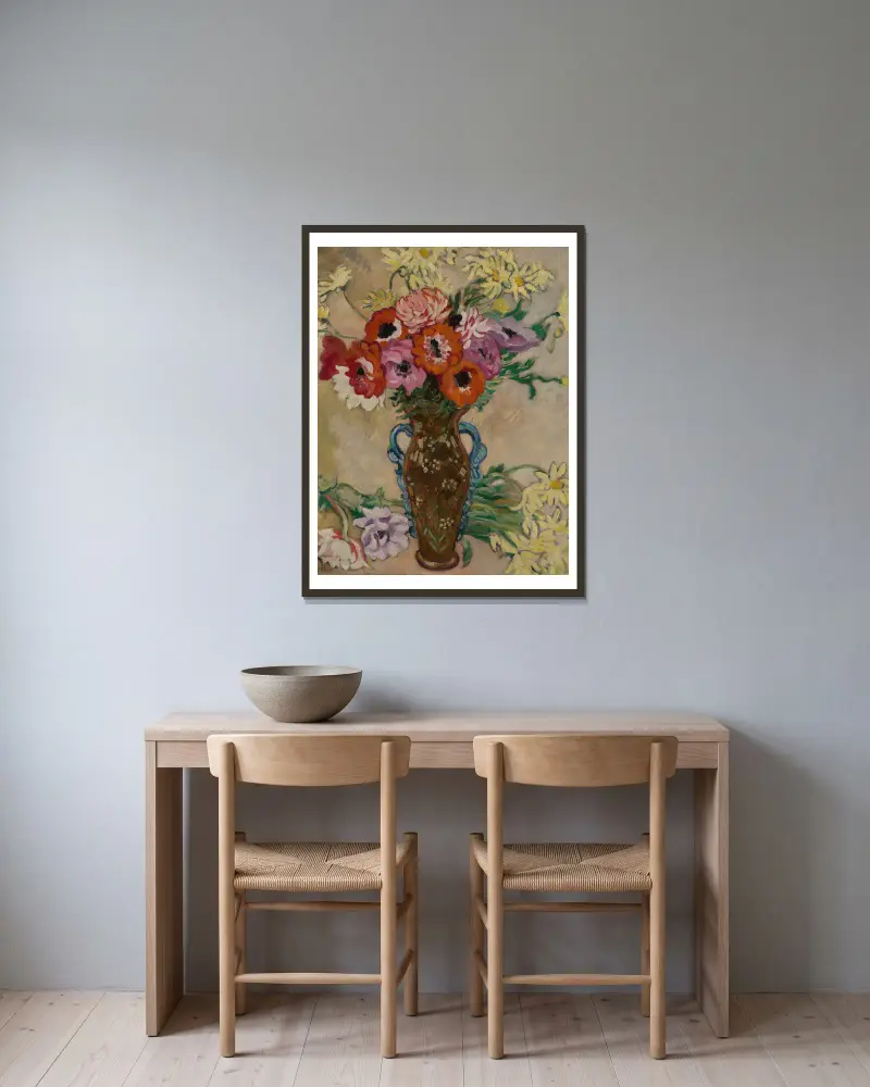 Dekorerad vas med anemoner och gula savannprästkragar av Louis Valtat inramad på en vägg