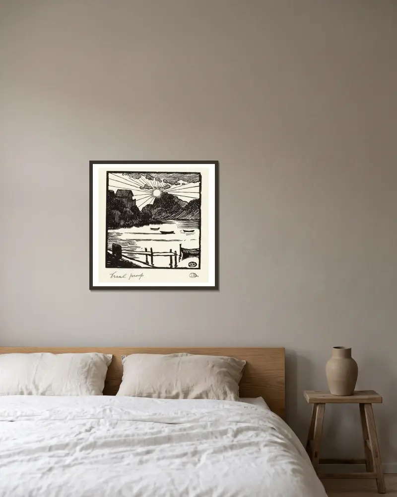 Soluppgång över en sjö av Lucien Pissarro inramad på en vägg