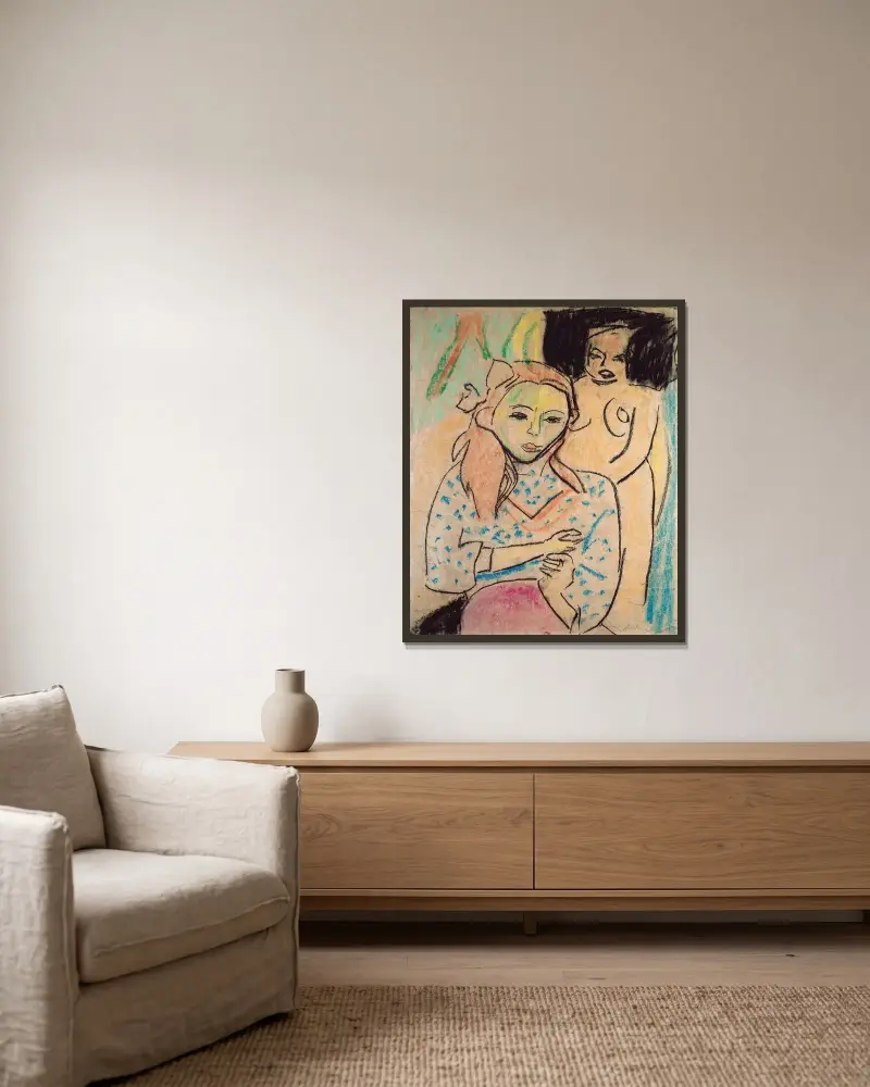 Fränzi framför en snidad stol av Ernst Ludwig Kirchner inramad på en vägg