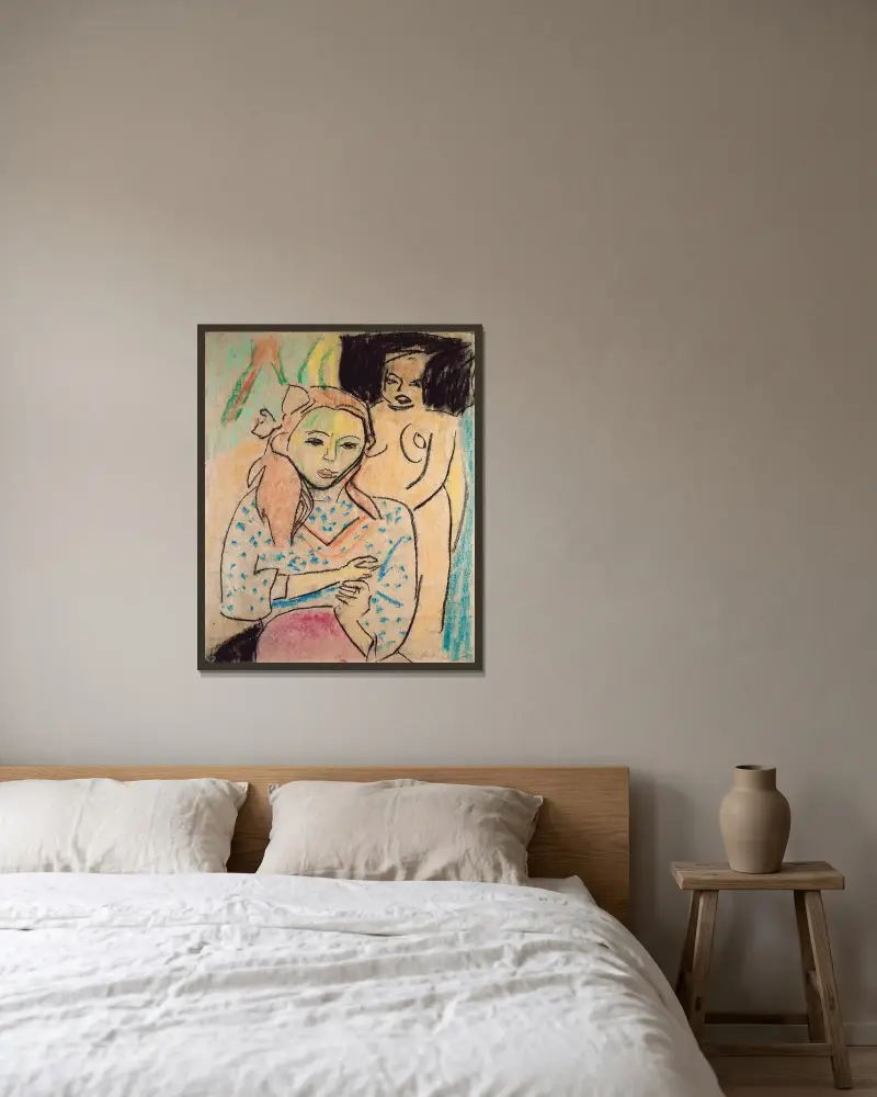Fränzi framför en snidad stol av Ernst Ludwig Kirchner inramad på en vägg
