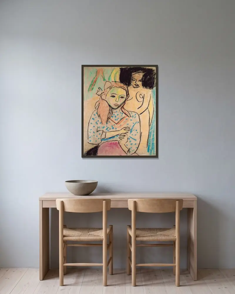 Fränzi framför en snidad stol av Ernst Ludwig Kirchner inramad på en vägg