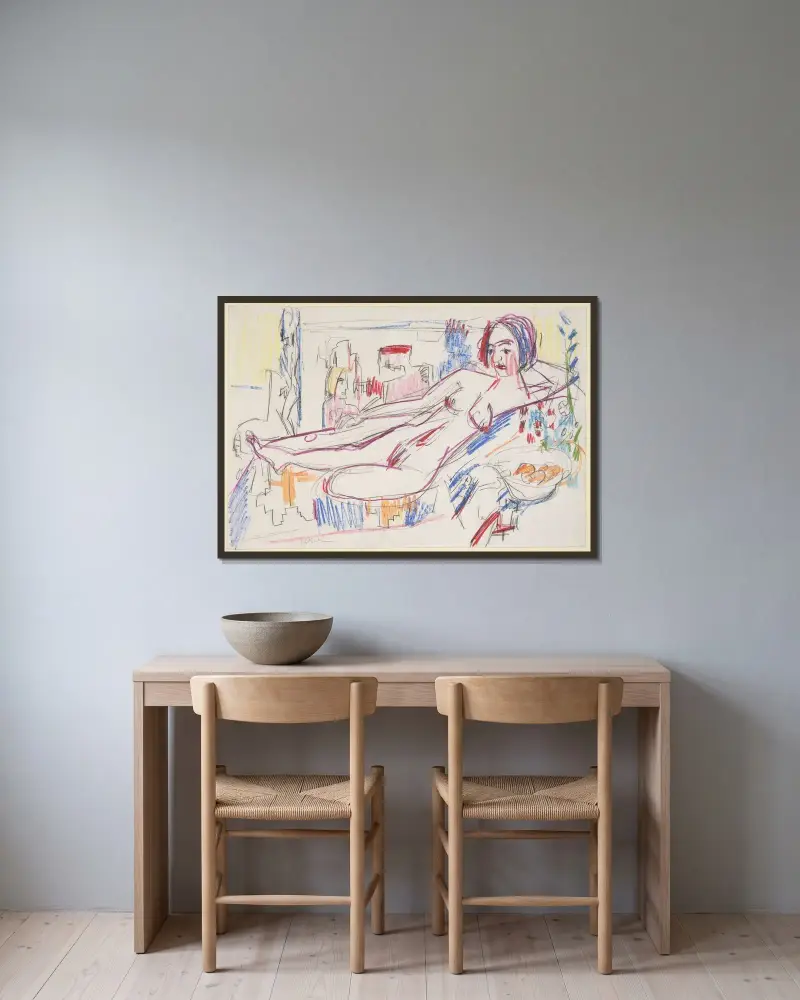 Liegender weiblicher Akt auf einer Ottomane av Ernst Ludwig Kirchner inramad på en vägg