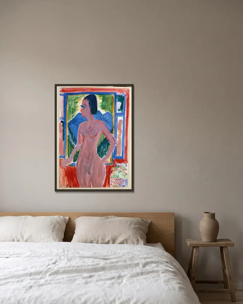 Naken kvinna vid fönstret av Ernst Ludwig Kirchner inramad på en vägg
