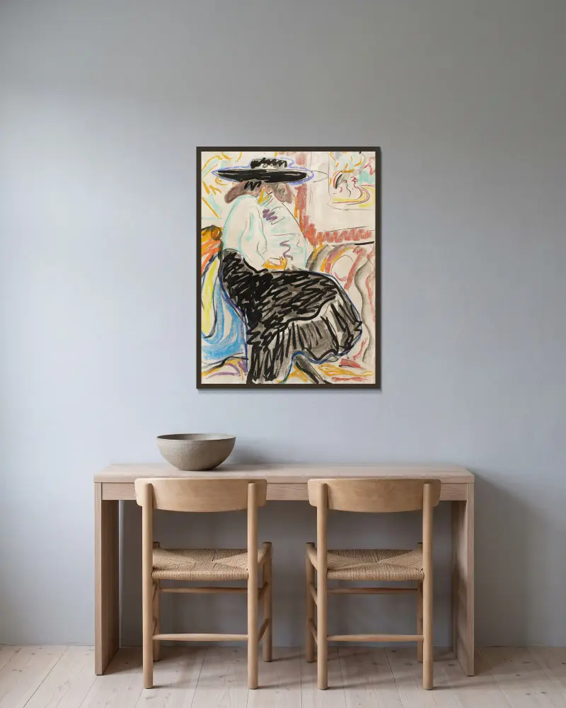 Sitzende Frau im Atelier von Ernst Ludwig Kirchner gerahmt an einer Wand
