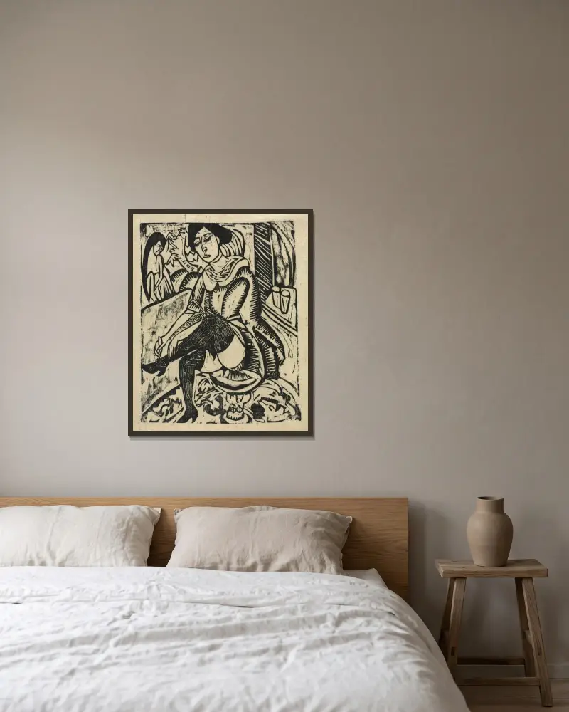Kvinna som tar på sig sina skor av Ernst Ludwig Kirchner inramad på en vägg