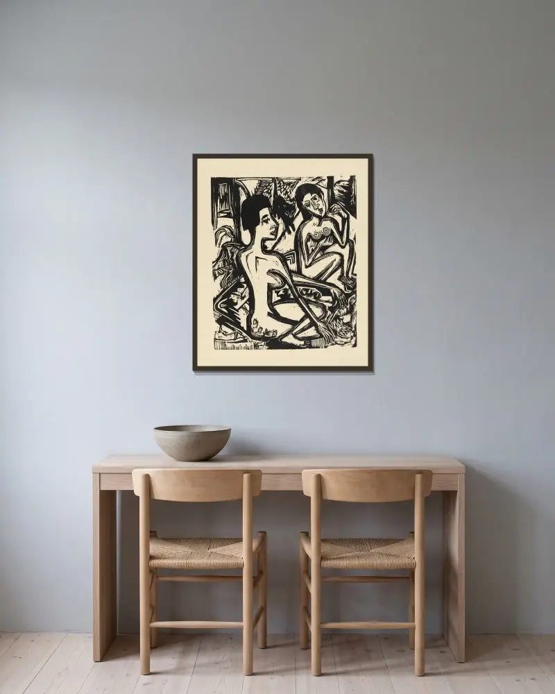Två nakna kvinnor i skogen av Ernst Ludwig Kirchner inramad på en vägg