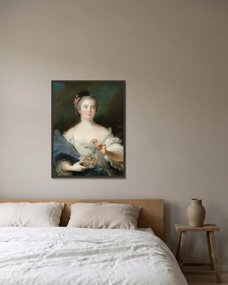 Bildnis einer Dame mit einer Nelke, vermutlich die Herzogin von Châteauroux von Jean-Marc Nattier gerahmt an einer Wand