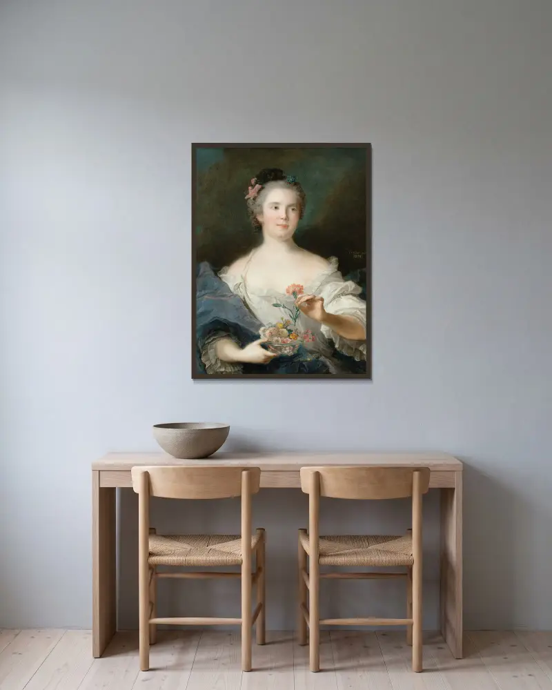 Bildnis einer Dame mit einer Nelke, vermutlich die Herzogin von Châteauroux von Jean-Marc Nattier gerahmt an einer Wand