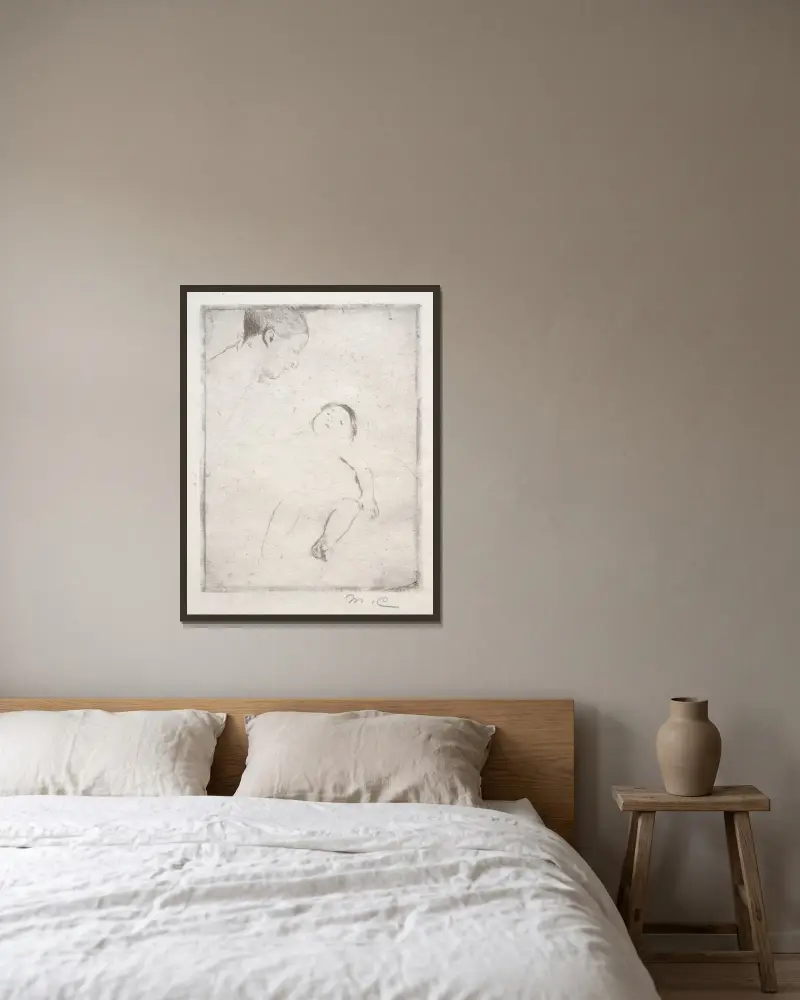 Bill i sin mors knä av Mary Cassatt inramad på en vägg