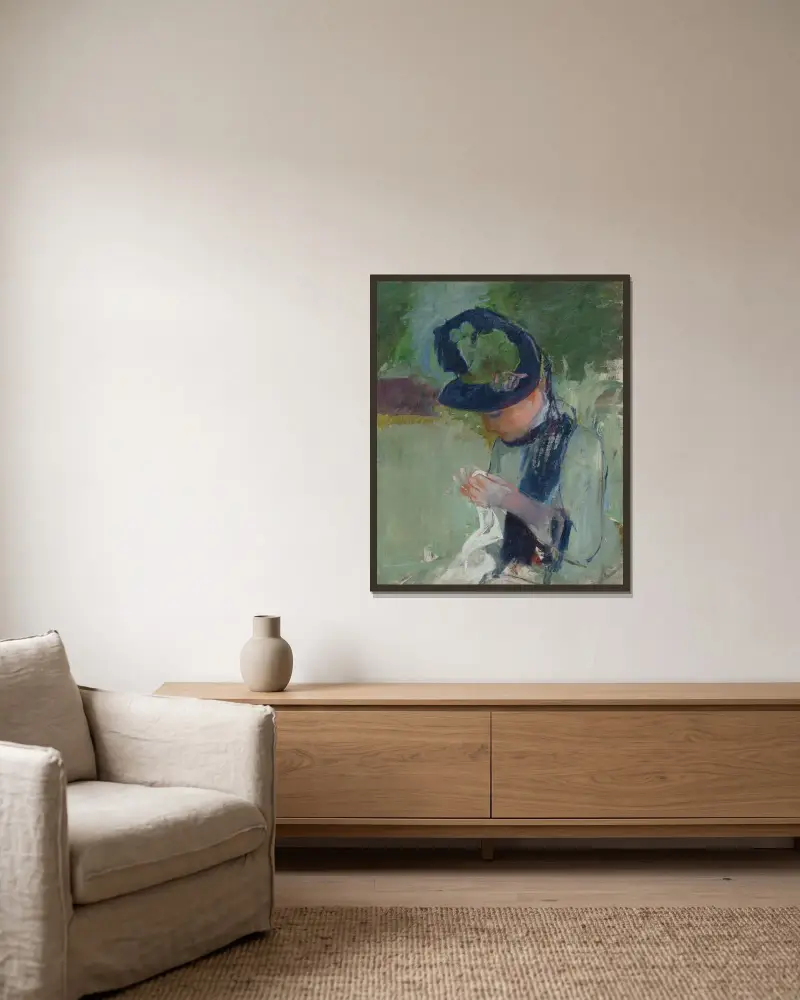 Kvinna med svart och grön mössa, syende av Mary Cassatt inramad på en vägg