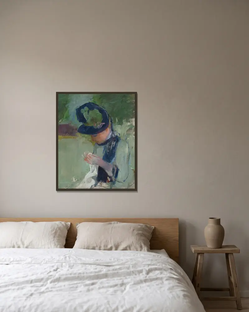 Kvinna med svart och grön mössa, syende av Mary Cassatt inramad på en vägg