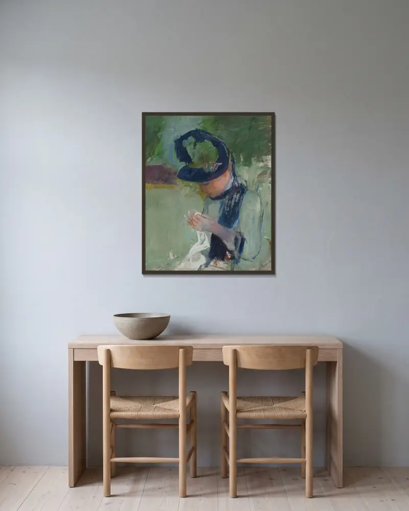 Kvinna med svart och grön mössa, syende av Mary Cassatt inramad på en vägg