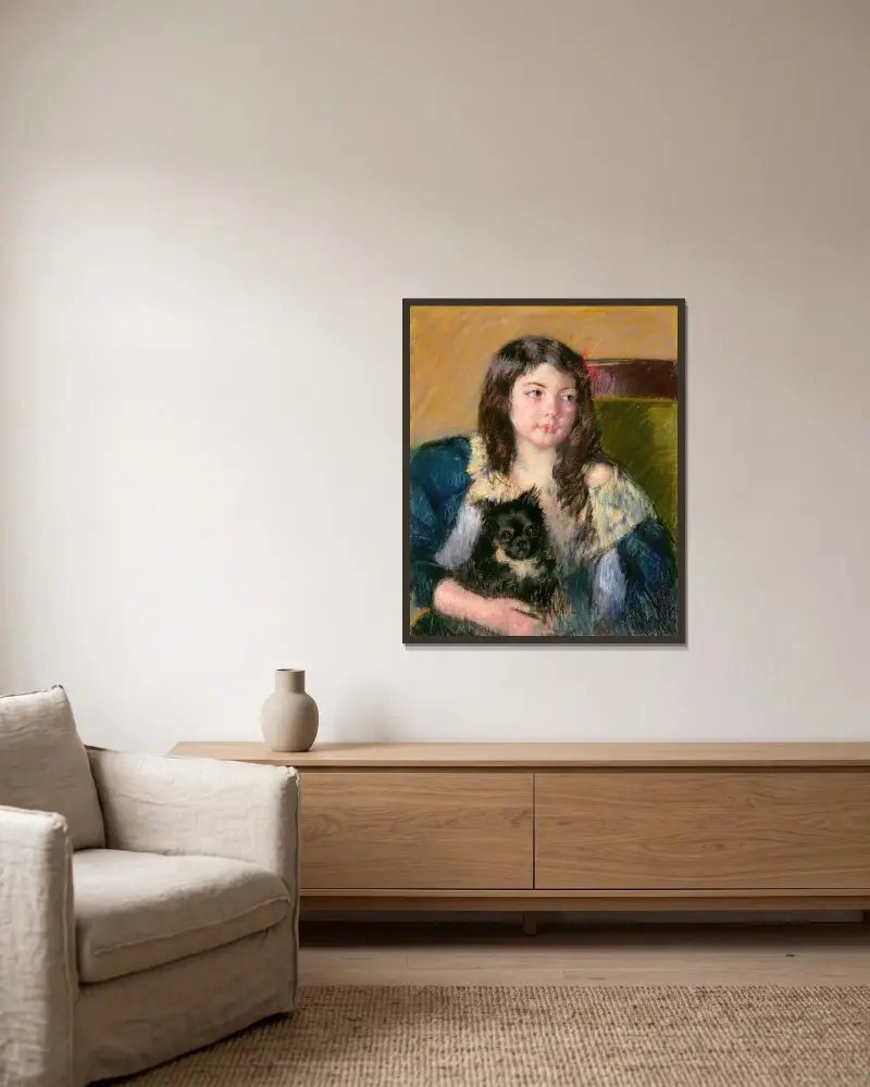 Françoise med en liten hund, blickande långt åt höger av Mary Cassatt inramad på en vägg