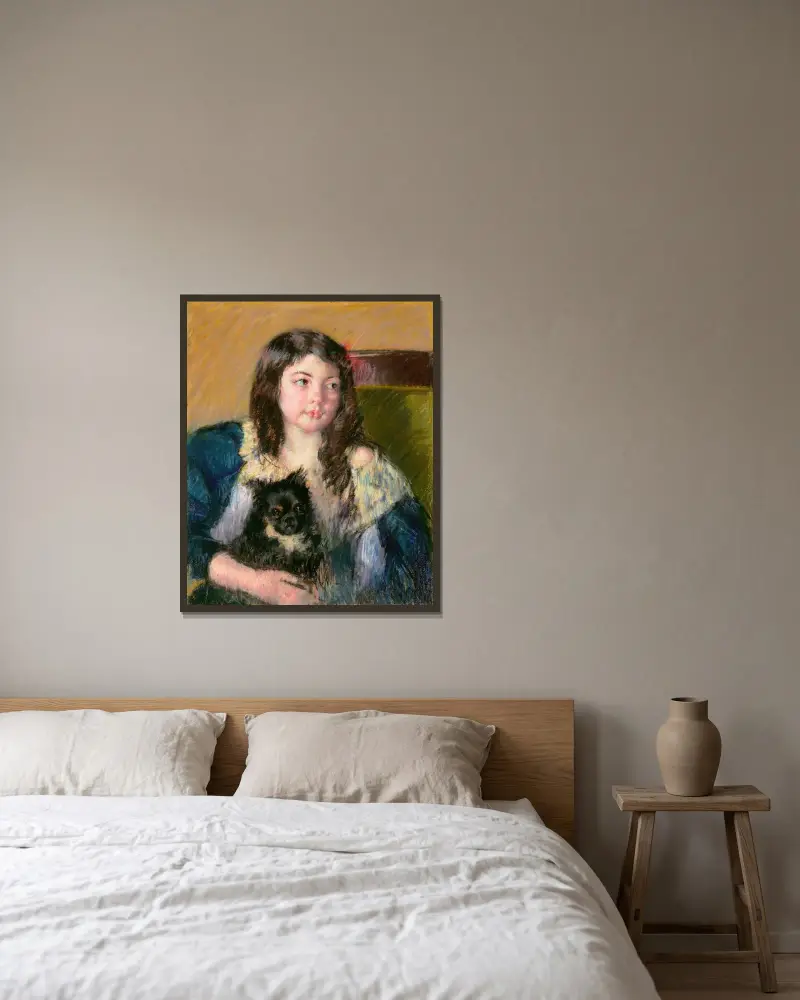 Françoise med en liten hund, blickande långt åt höger av Mary Cassatt inramad på en vägg