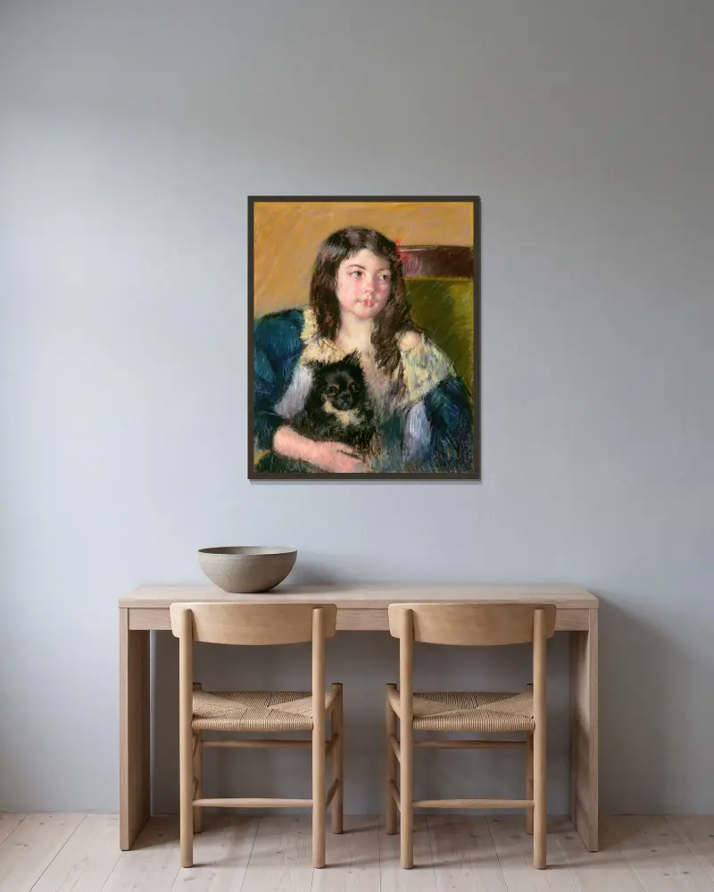 Françoise med en liten hund, blickande långt åt höger av Mary Cassatt inramad på en vägg