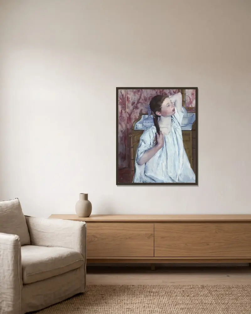 Flicka ordnar sitt hår av Mary Cassatt inramad på en vägg
