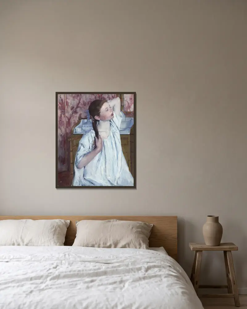 Flicka ordnar sitt hår av Mary Cassatt inramad på en vägg