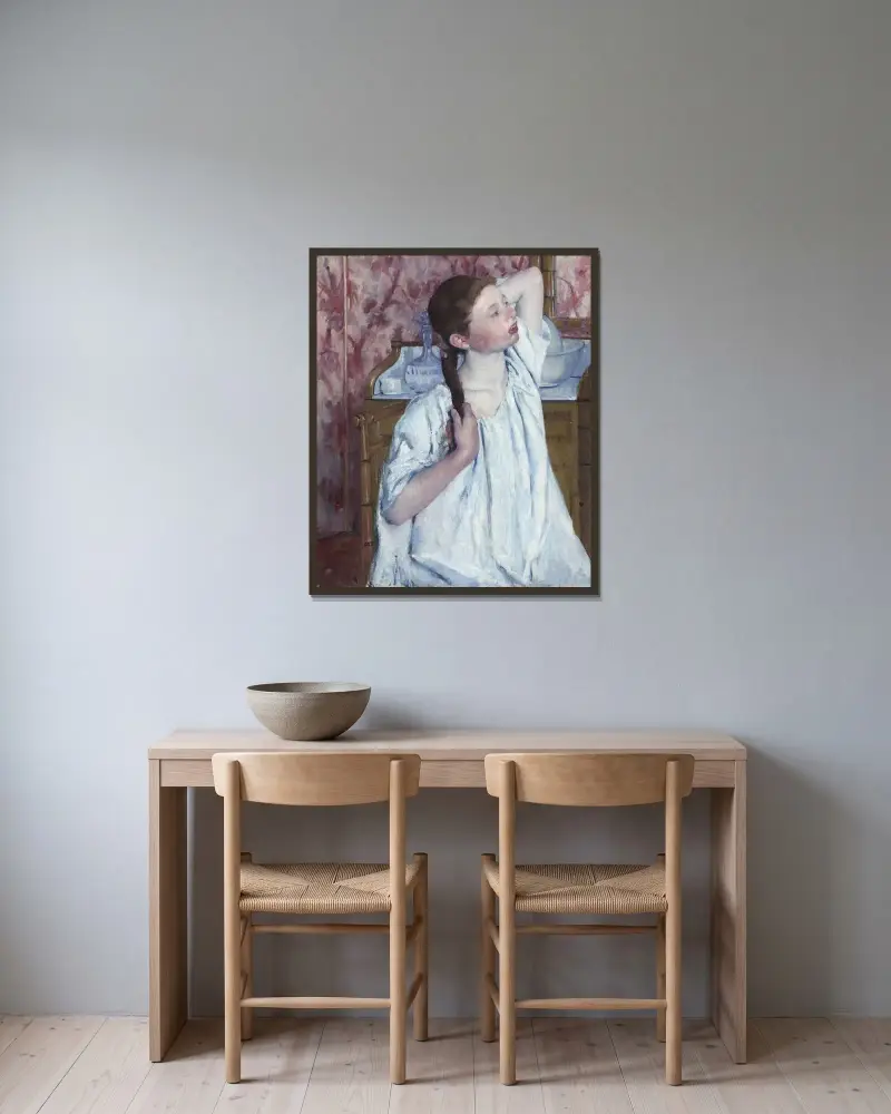 Flicka ordnar sitt hår av Mary Cassatt inramad på en vägg