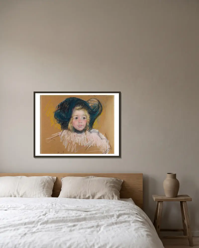 Simones huvud i en grön hätta med vågigt brätte (nr 2) av Mary Cassatt inramad på en vägg