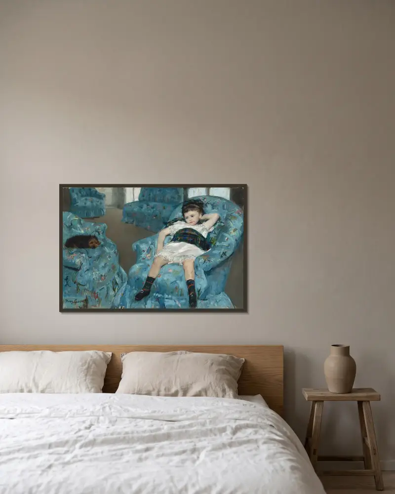 Liten flicka i blå fåtölj av Mary Cassatt inramad på en vägg