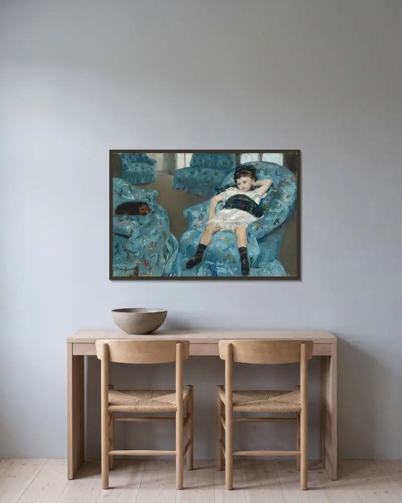 Liten flicka i blå fåtölj av Mary Cassatt inramad på en vägg