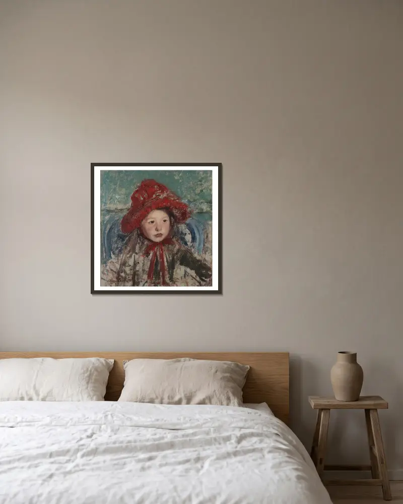 Kleines Mädchen mit großem rotem Hut von Mary Cassatt gerahmt an einer Wand