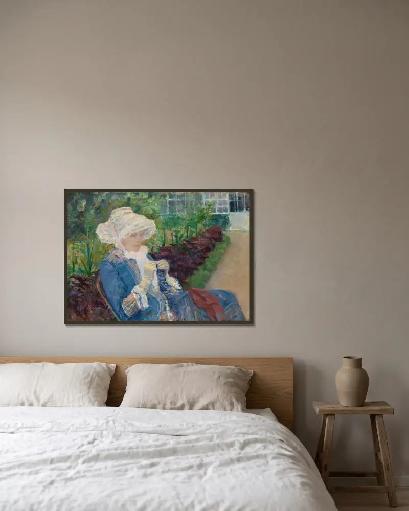 Lydia virkar i trädgården i Marly av Mary Cassatt inramad på en vägg