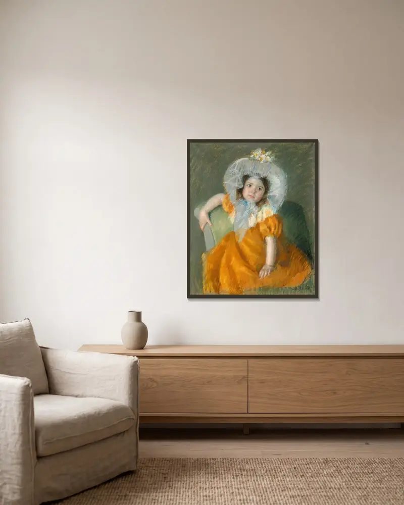 Margot im orangefarbenen Kleid von Mary Cassatt gerahmt an einer Wand