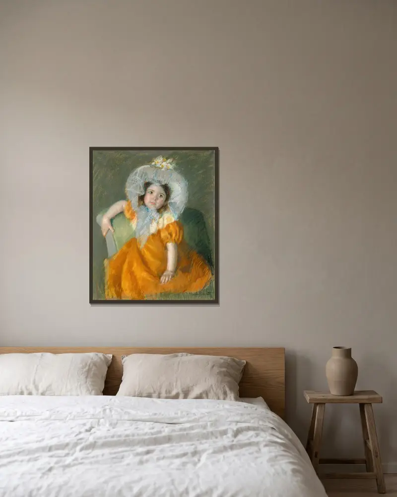Margot im orangefarbenen Kleid von Mary Cassatt gerahmt an einer Wand