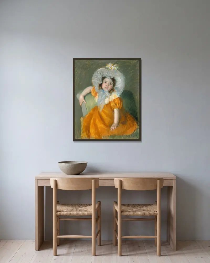 Margot im orangefarbenen Kleid von Mary Cassatt gerahmt an einer Wand
