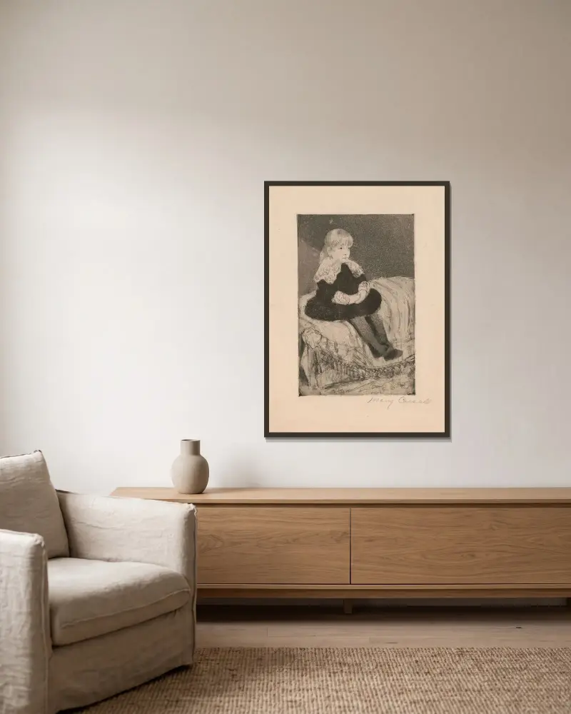 Mlle Luquet auf einem Sofa sitzend von Mary Cassatt gerahmt an einer Wand