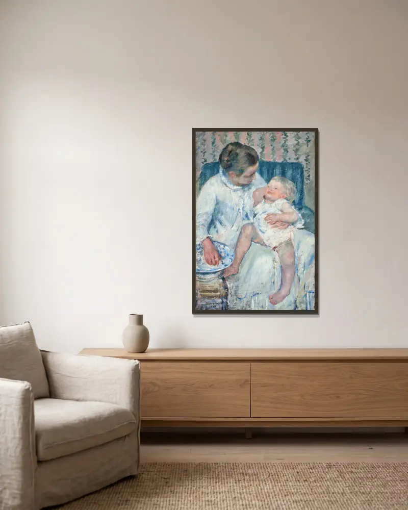 Mor som ska tvätta sitt sömniga barn av Mary Cassatt inramad på en vägg