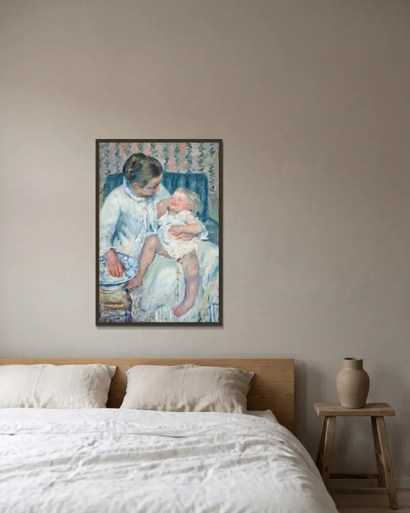Mor som ska tvätta sitt sömniga barn av Mary Cassatt inramad på en vägg