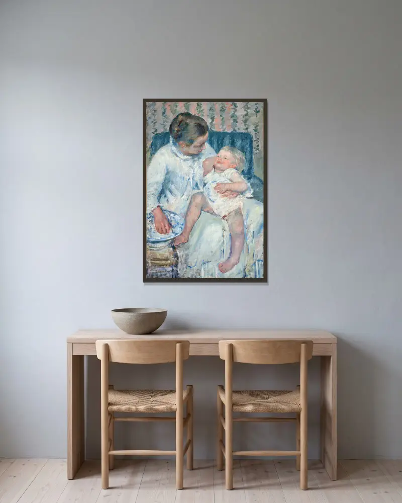 Mor som ska tvätta sitt sömniga barn av Mary Cassatt inramad på en vägg