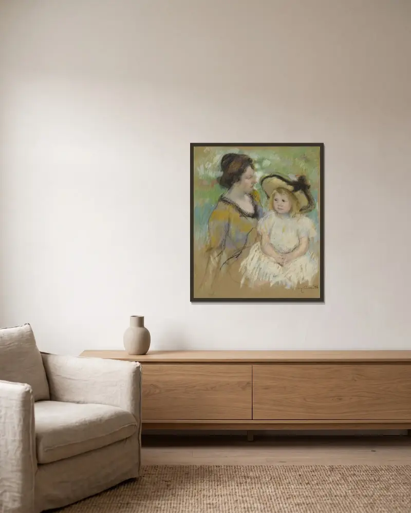 Simone sittande på gräset bredvid sin mor av Mary Cassatt inramad på en vägg