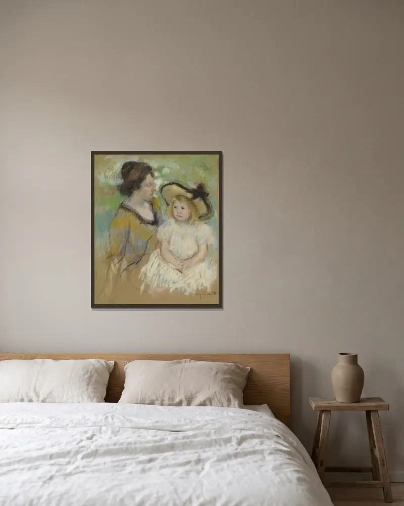 Simone sittande på gräset bredvid sin mor av Mary Cassatt inramad på en vägg