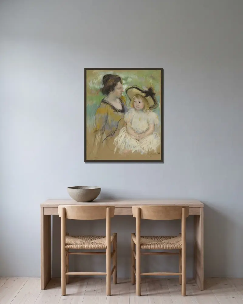 Simone sittande på gräset bredvid sin mor av Mary Cassatt inramad på en vägg