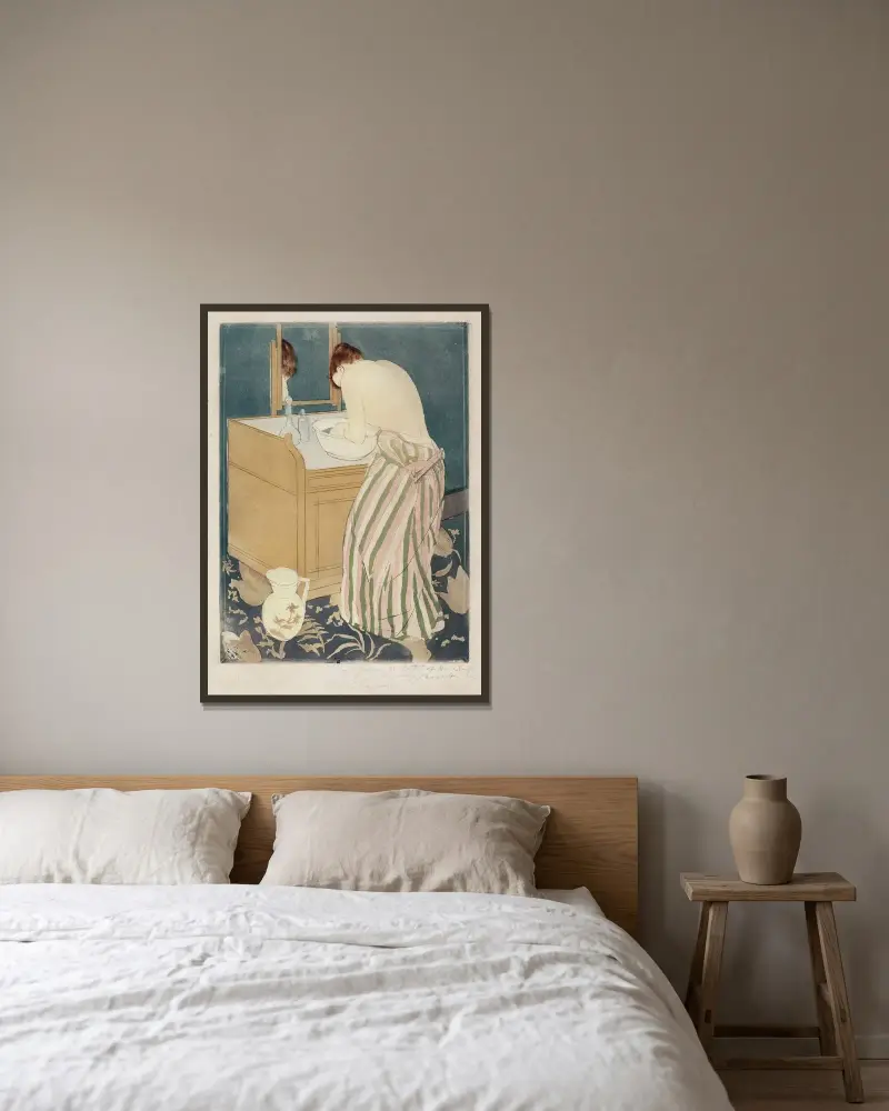 Woman Bathing av Mary Cassatt inramad på en vägg
