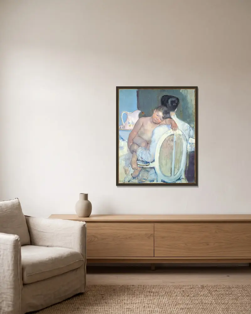 Sittande kvinna med barn i famnen av Mary Cassatt inramad på en vägg