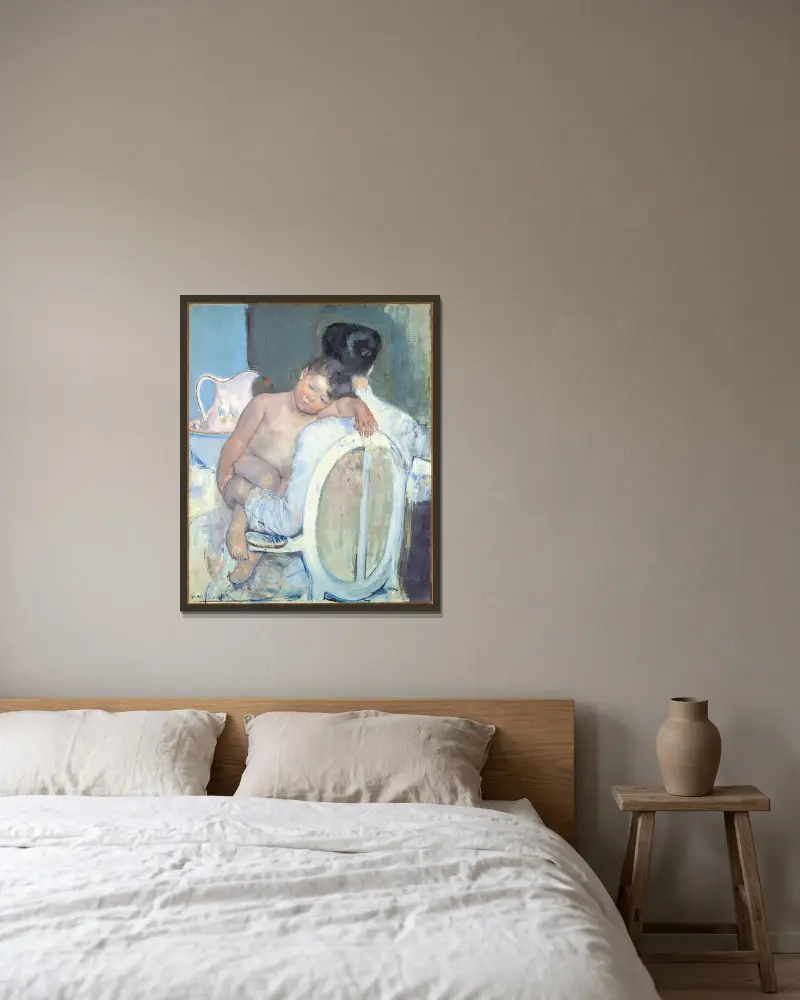 Sittande kvinna med barn i famnen av Mary Cassatt inramad på en vägg