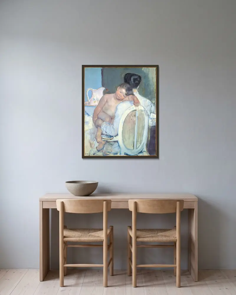 Sittande kvinna med barn i famnen av Mary Cassatt inramad på en vägg