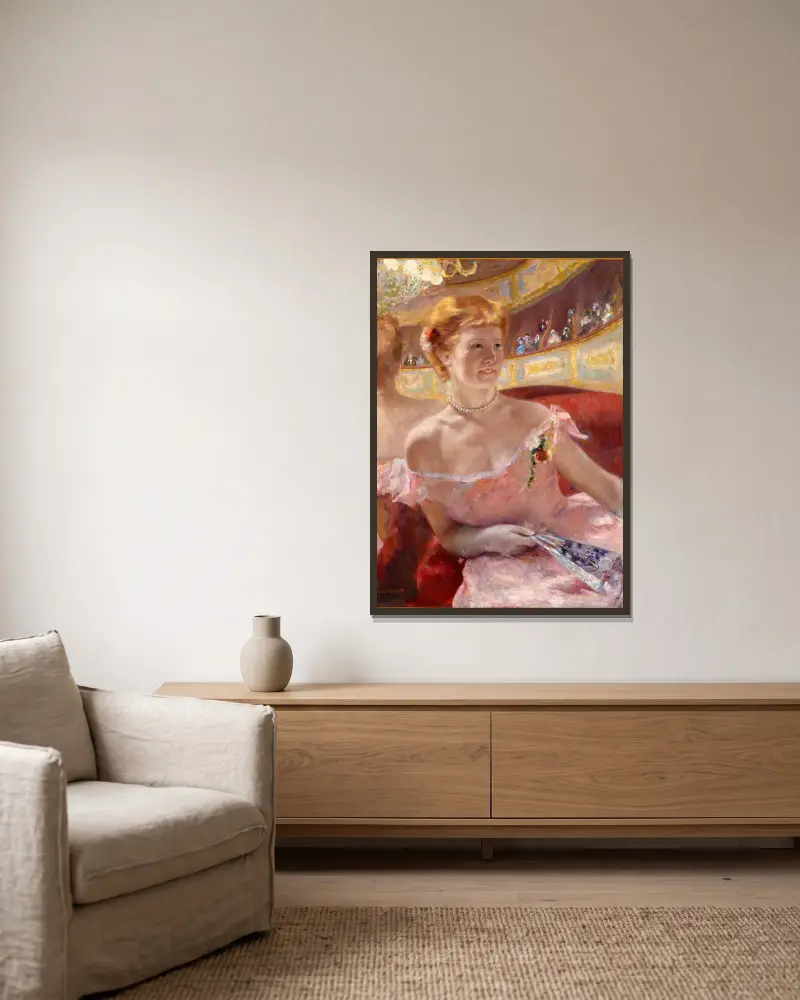 Frau mit Perlenkette in einer Loge von Mary Cassatt gerahmt an einer Wand