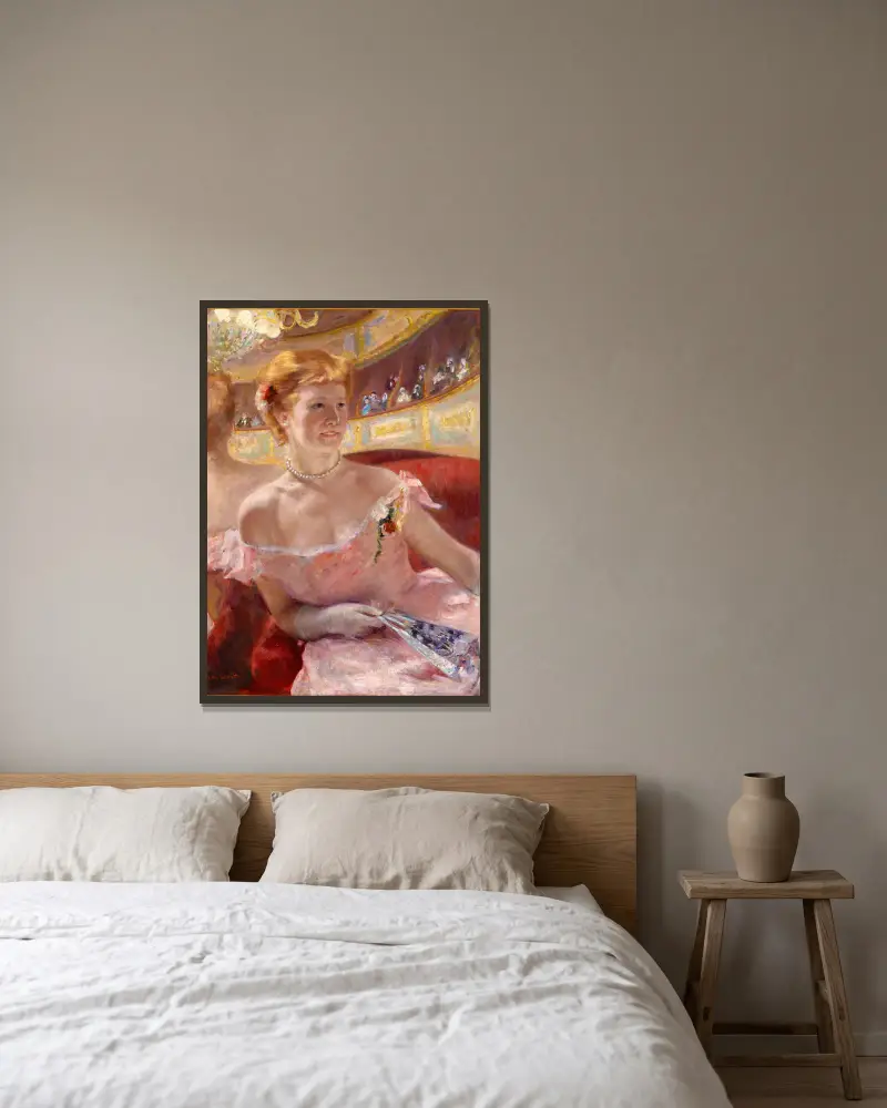 Frau mit Perlenkette in einer Loge von Mary Cassatt gerahmt an einer Wand