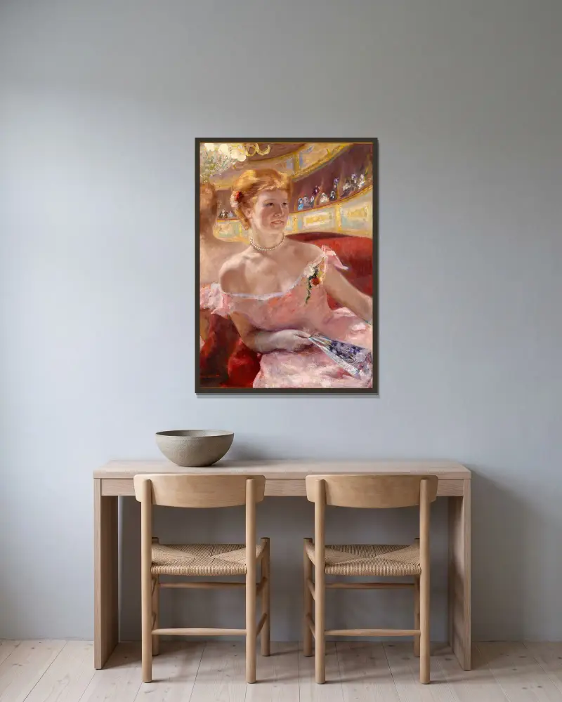 Frau mit Perlenkette in einer Loge von Mary Cassatt gerahmt an einer Wand