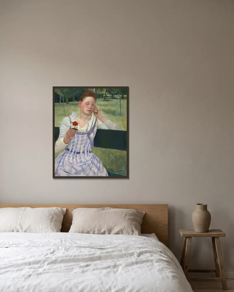 Kvinna med en röd zinnia av Mary Cassatt inramad på en vägg
