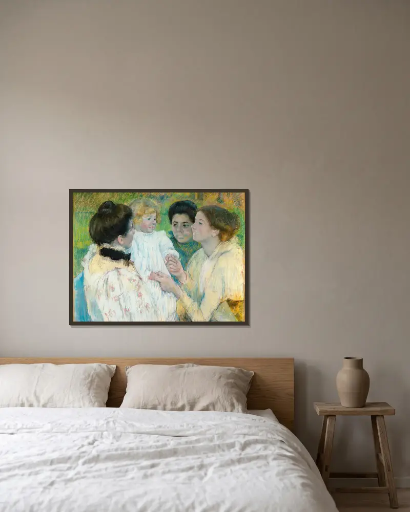 Kvinnor som beundrar ett barn av Mary Cassatt inramad på en vägg