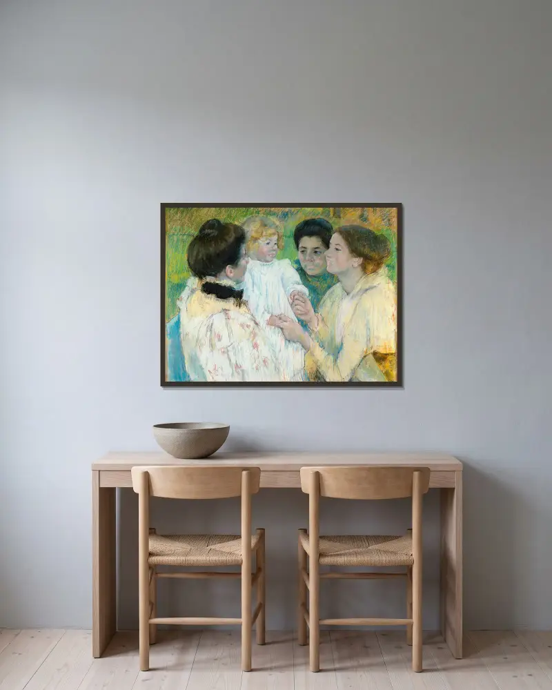 Kvinnor som beundrar ett barn av Mary Cassatt inramad på en vägg